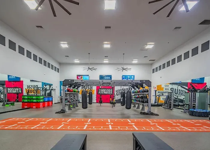 Near The Stadium With Pool Gym Parking Hottub Wd * Glendale
