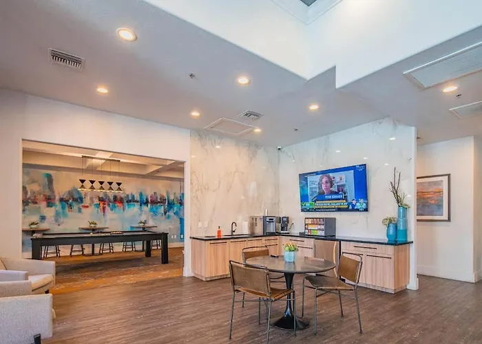 Near The Stadium With Pool Gym Parking Hottub Wd Glendale
