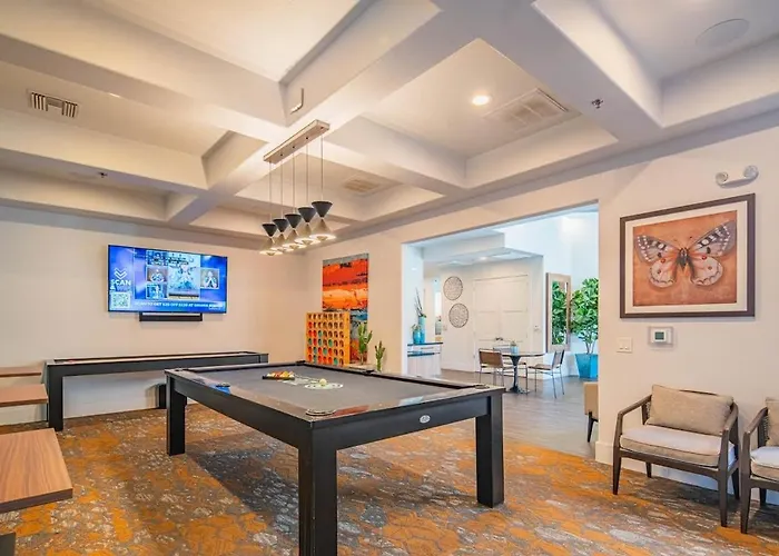 Near The Stadium With Pool Gym Parking Hottub Wd * Glendale