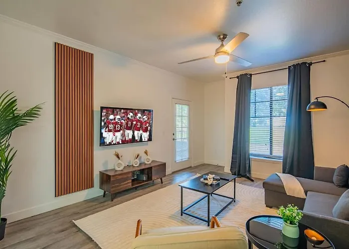 Near The Stadium With Pool Gym Parking Hottub Wd * Glendale