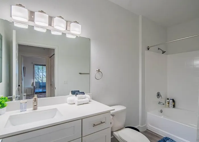 Near The Stadium With Pool Gym Parking Hottub Wd * Glendale